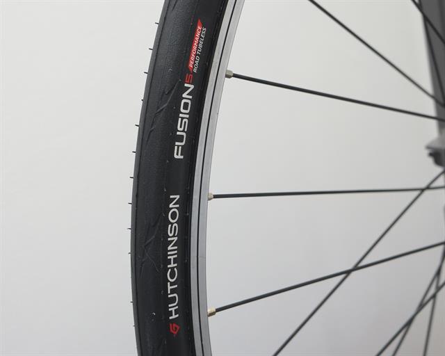 Hutchinson New 2018 Fusion 5 All-Season Tubeless and Tubeless Ready Bike Tire with The New ElevenSTORM Compound Black 700 x 25 Tubeless Ready 