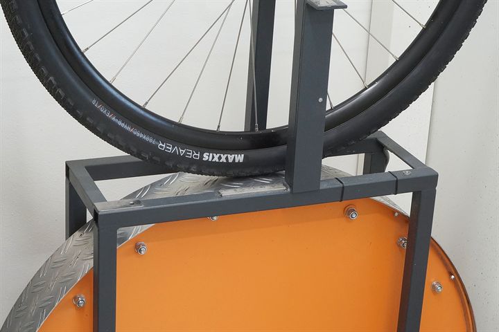 Maxxis Reaver HYPR-X/EXO/TR 45 Maxxis Reaver HYPR-X/EXO/TR 45 road bike tire on a rolling resistance test machine