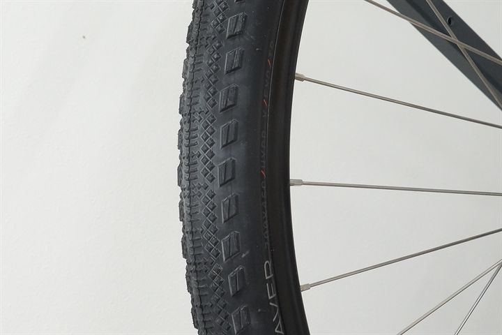 Maxxis Reaver HYPR-X/EXO/TR 45 Maxxis Reaver HYPR-X/EXO/TR 45 mountain bike tire on a rolling resistance test machine