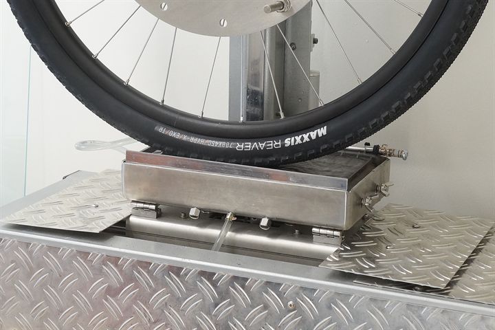 Maxxis Reaver HYPR-X/EXO/TR Maxxis Reaver HYPR-X/EXO/TR road bike tire on a grip test machine