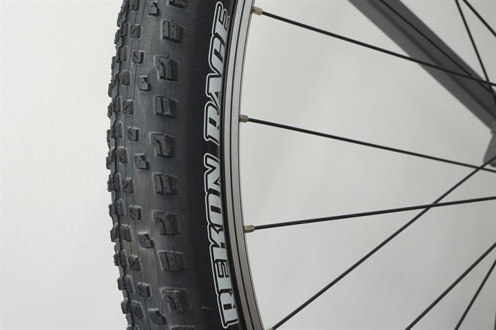 Maxxis Rekon Race EXO TR Maxxis Rekon Race EXO TR mountain bike tire on a rolling resistance test machine