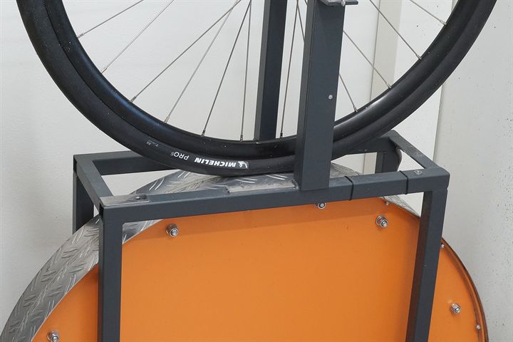Michelin Pro 5 TLR 35 Michelin Pro 5 TLR 35 road bike tire on a rolling resistance test machine