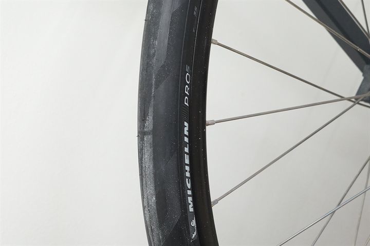 Michelin Pro 5 TLR 35 Michelin Pro 5 TLR 35 mountain bike tire on a rolling resistance test machine
