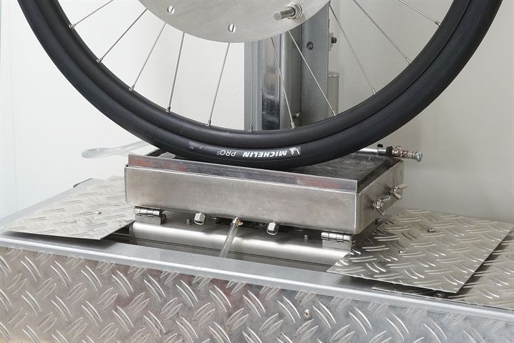 Michelin Pro 5 TLR Michelin Pro 5 TLR road bike tire on a grip test machine