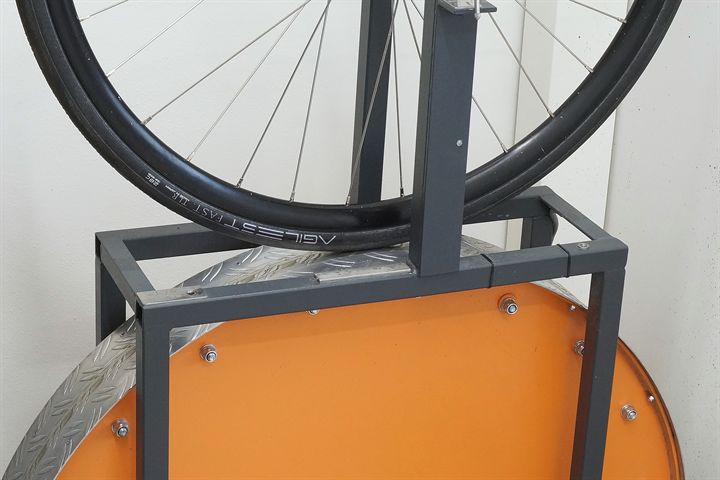 Panaracer Agilest Fast TLR 28 Panaracer Agilest Fast TLR 28 road bike tire on a rolling resistance test machine