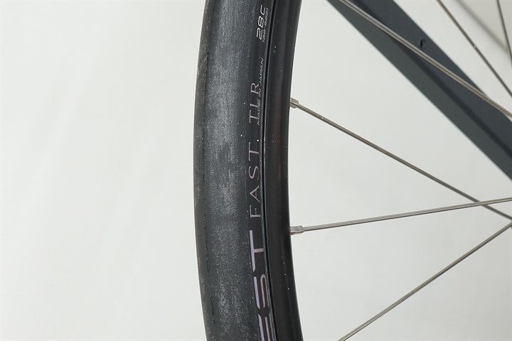 Panaracer Agilest Fast TLR 28 Panaracer Agilest Fast TLR 28 road bike tire on a rolling resistance test machine