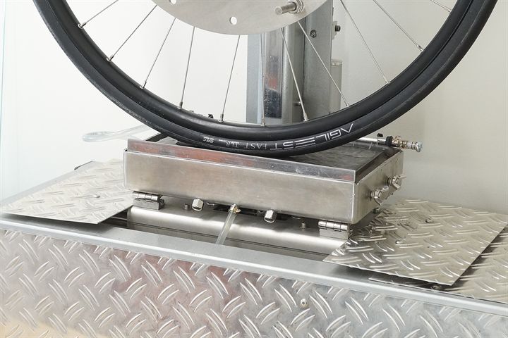 Panaracer Agilest Fast TLR Panaracer Agilest Fast TLR road bike tire on a grip test machine
