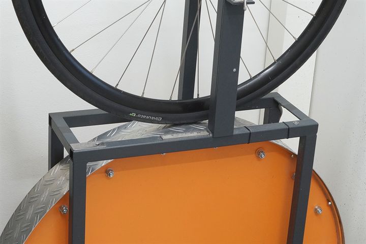 Pirelli Cinturato EVO TLR 28 Pirelli Cinturato EVO TLR 28 road bike tire on a rolling resistance test machine