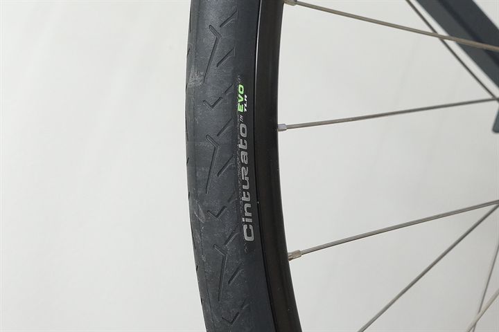 Pirelli Cinturato EVO TLR 28 Pirelli Cinturato EVO TLR 28 road bike tire on a rolling resistance test machine