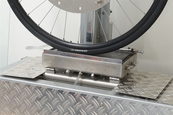 Pirelli Cinturato EVO TLR Pirelli Cinturato EVO TLR road bike tire on a grip test machine