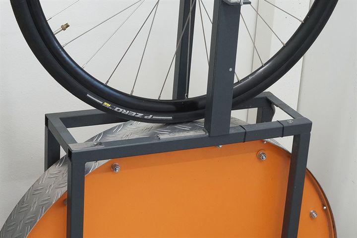 Pirelli P Zero Race RS 28 Pirelli P Zero Race RS 28 road bike tire on a rolling resistance test machine