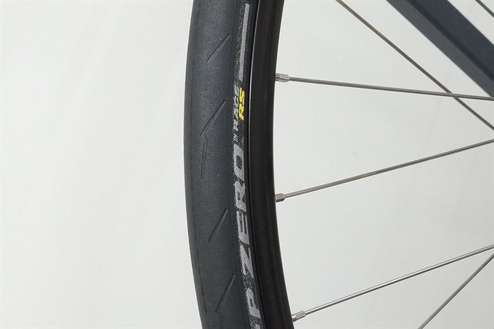 Pirelli P Zero Race RS 28 Pirelli P Zero Race RS 28 road bike tire on a rolling resistance test machine