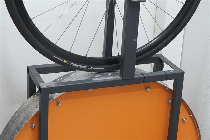 Pirelli P Zero Race RS 30 Pirelli P Zero Race RS 30 road bike tire on a rolling resistance test machine