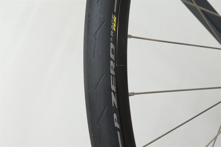 Pirelli P Zero Race RS 30 Pirelli P Zero Race RS 30 road bike tire on a rolling resistance test machine