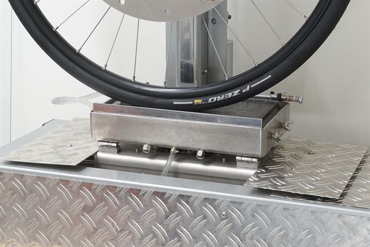 Pirelli P Zero Race RS Pirelli P Zero Race RS road bike tire on a grip test machine