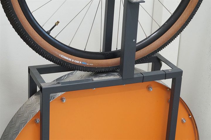Schwalbe G-One R Pro (transparent) 50 Schwalbe G-One R Pro (transparent) 50 road bike tire on a rolling resistance test machine