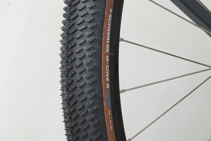Schwalbe G-One R Pro (transparent) 50 Schwalbe G-One R Pro (transparent) 50 mountain bike tire on a rolling resistance test machine