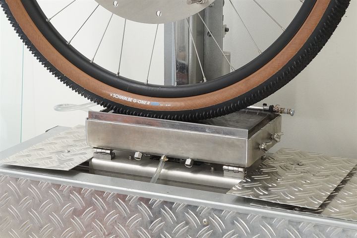 Schwalbe G-One R Pro (transparent) Schwalbe G-One R Pro (transparent) road bike tire on a grip test machine