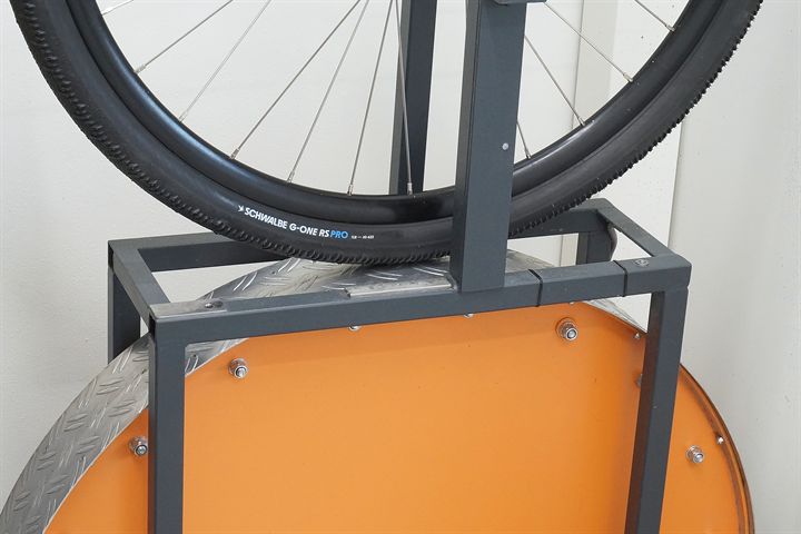 Schwalbe G-One RS Pro (black) 45 Schwalbe G-One RS Pro (black) 45 road bike tire on a rolling resistance test machine