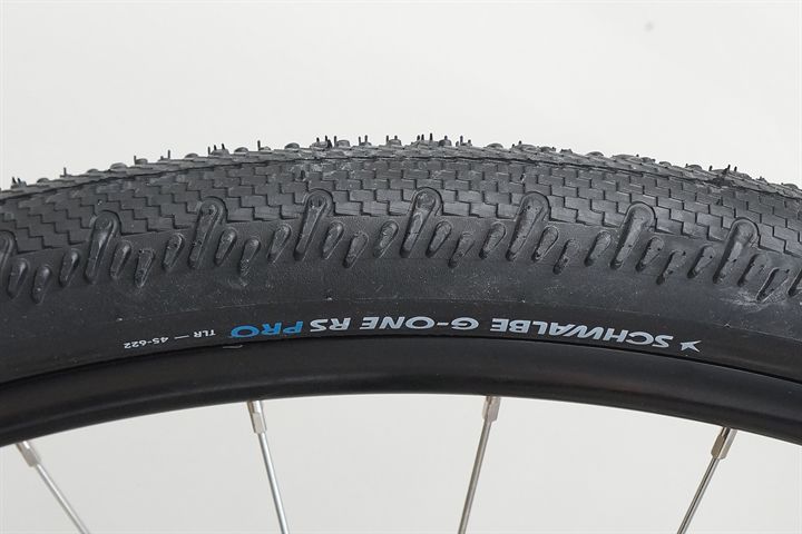 Schwalbe G-One RS Pro (black) 45 Schwalbe G-One RS Pro (black) 45 mountain bike tire on a rolling resistance test machine