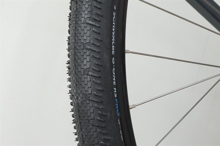 Schwalbe G-One RS Pro (black) 45 Schwalbe G-One RS Pro (black) 45 mountain bike tire on a rolling resistance test machine