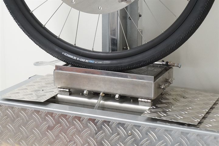 Schwalbe G-One RS Pro (black) Schwalbe G-One RS Pro (black) road bike tire on a grip test machine