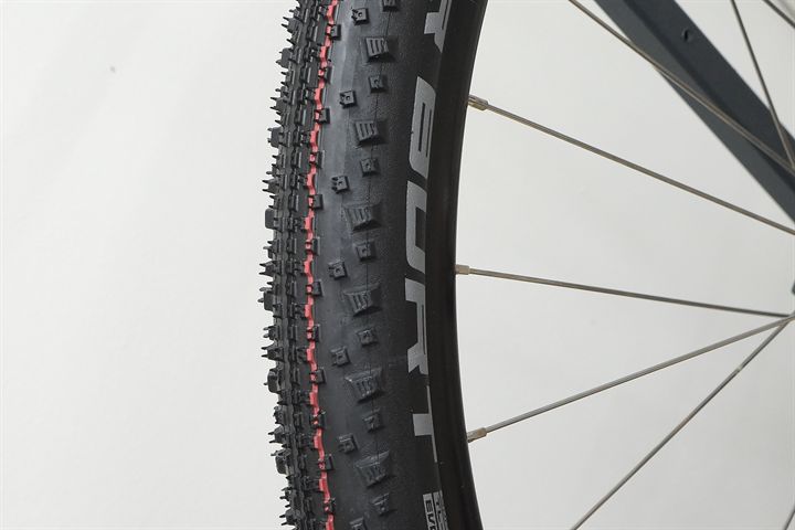 Schwalbe Thunder Burt Super Ground Addix Speed Schwalbe Thunder Burt Super Ground Addix Speed mountain bike tire on a rolling resistance test machine