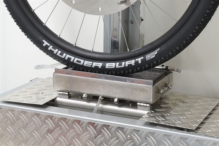Schwalbe Thunder Burt Super Ground Addix Speed Schwalbe Thunder Burt Super Ground Addix Speed road bike tire on a grip test machine