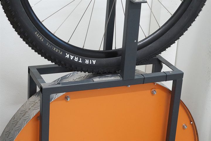 Specialized Air Trak Flex Lite T5/T7 Specialized Air Trak Flex Lite T5/T7 road bike tire on a rolling resistance test machine