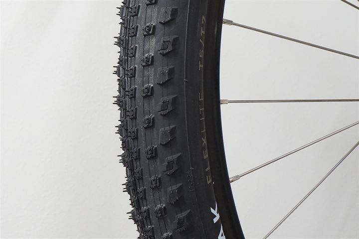 Specialized Air Trak Flex Lite T5/T7 Specialized Air Trak Flex Lite T5/T7 mountain bike tire on a rolling resistance test machine