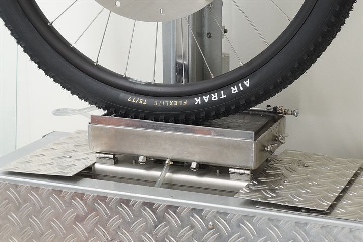 Specialized Air Trak Flex Lite T5/T7 Specialized Air Trak Flex Lite T5/T7 road bike tire on a grip test machine