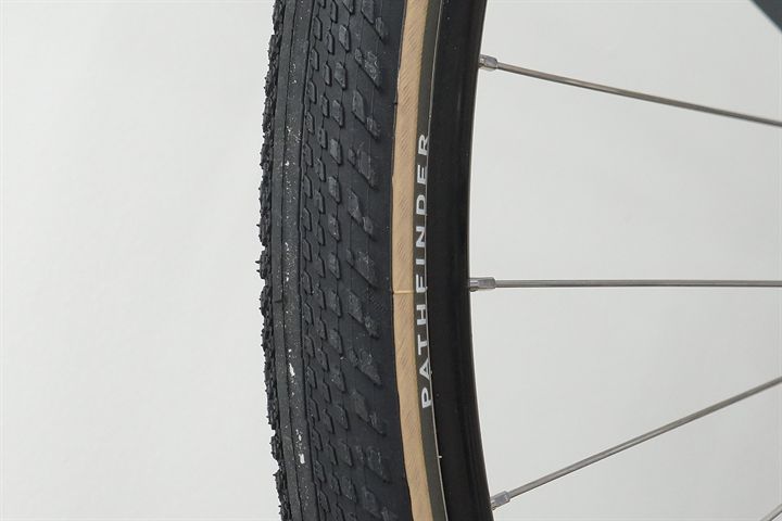 Specialized Pathfinder TLR 40 Specialized Pathfinder TLR 40 mountain bike tire on a rolling resistance test machine
