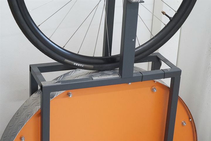 Specialized S-Works Turbo TLR 28 Specialized S-Works Turbo TLR 28 road bike tire on a rolling resistance test machine