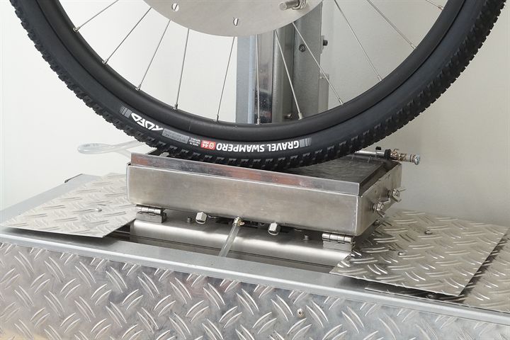 Tufo Gravel Swampero Tufo Gravel Swampero road bike tire on a grip test machine