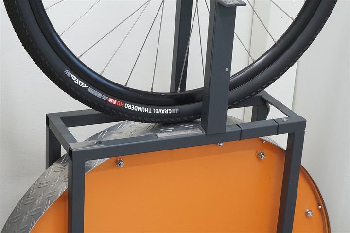 Tufo Gravel Thundero HD 44 Tufo Gravel Thundero HD 44 road bike tire on a rolling resistance test machine