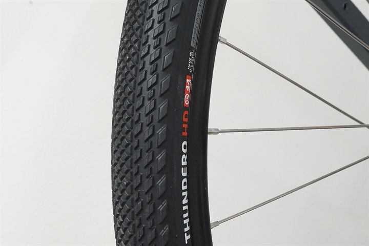 Tufo Gravel Thundero HD 44 Tufo Gravel Thundero HD 44 mountain bike tire on a rolling resistance test machine