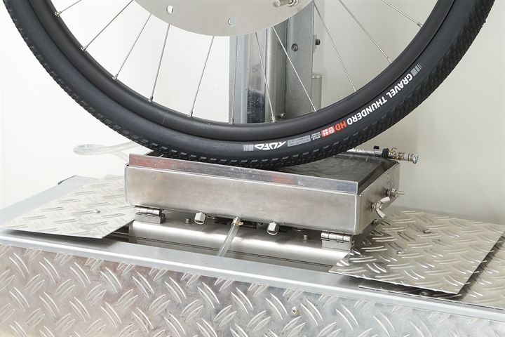 Tufo Gravel Thundero HD Tufo Gravel Thundero HD road bike tire on a grip test machine