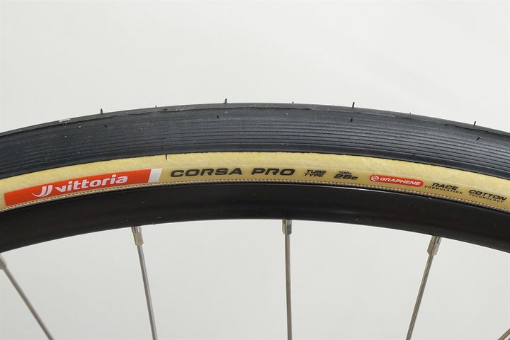 Vittoria Corsa Pro Tube Type 28 Vittoria Corsa Pro Tube Type 28 road bike tire on a rolling resistance test machine